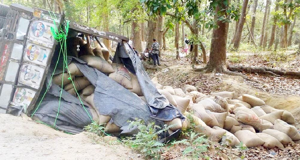 Lahi loaded truck overturned on border, driver injured