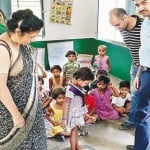 आशाखेड़ा के आंगनबाड़ी सेंटर पर बच्ची का वजन कराते सीडीओ। 