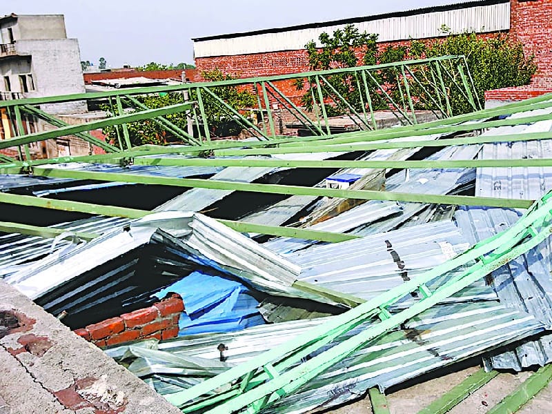 Gale, of dairy shed, blown, a wounded, Mandi Gobindgarh