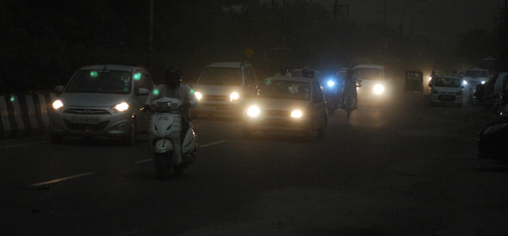 Sudden change of weather delhi ncr : Dust storm, strong winds and overcast skies over the capital