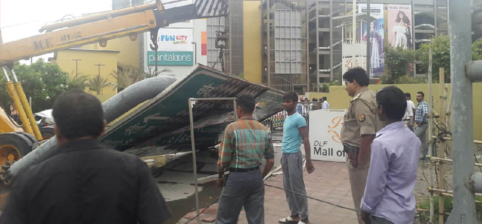 Came as typhoon disaster, the board took the young man's life fell Uneepol