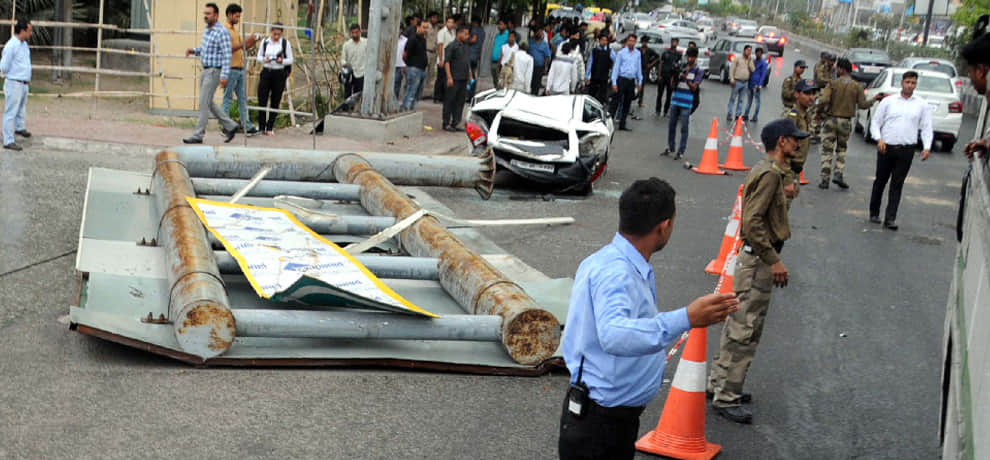 Came as typhoon disaster, the board took the young man's life fell Uneepol