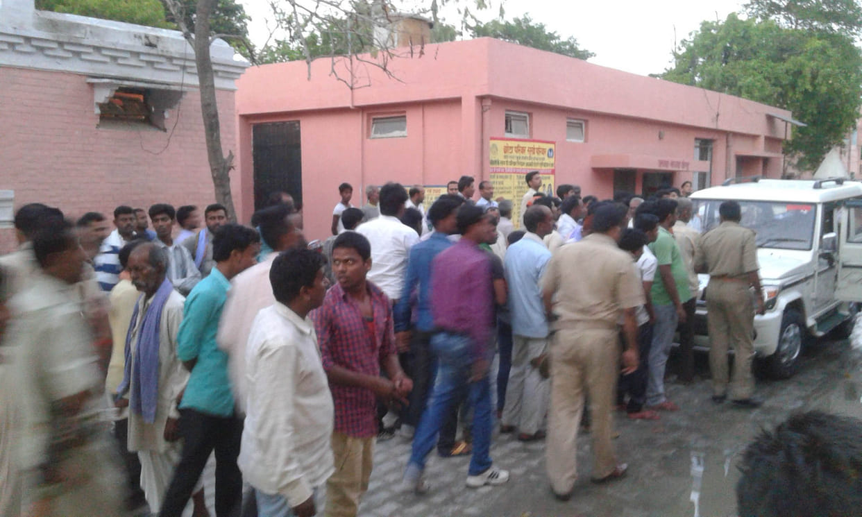 Campaign, firing eight injured in stone pelting