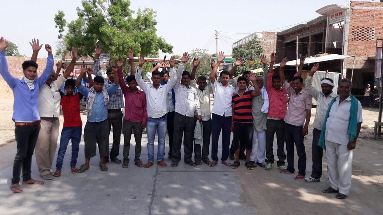 Villagers planted Etah-Mainpuri road blocked