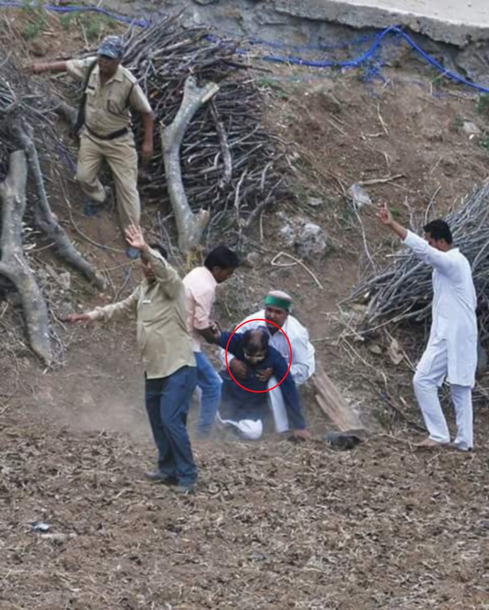 exclusive photos of MP tarun vijay beaten in temple
