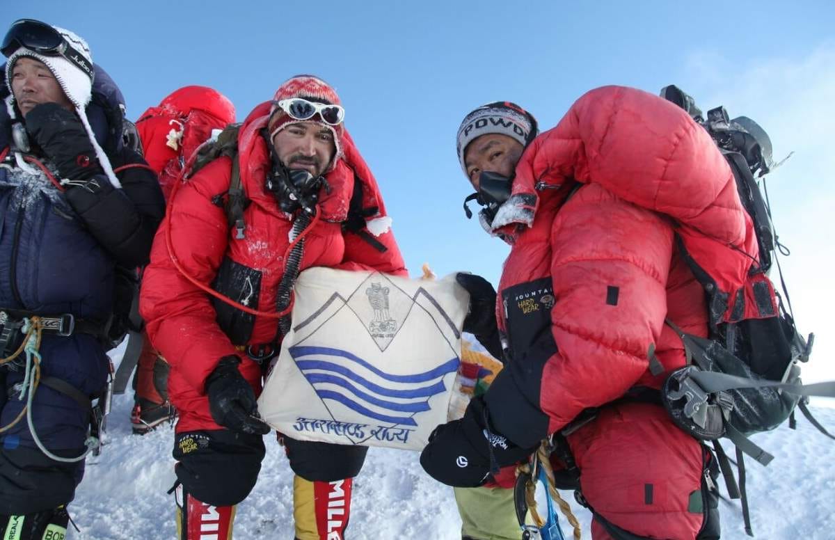two soldiers from uttarakhand climb Everest.
