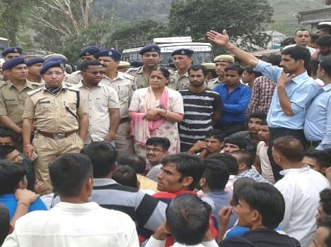 protest nine houre road block by people