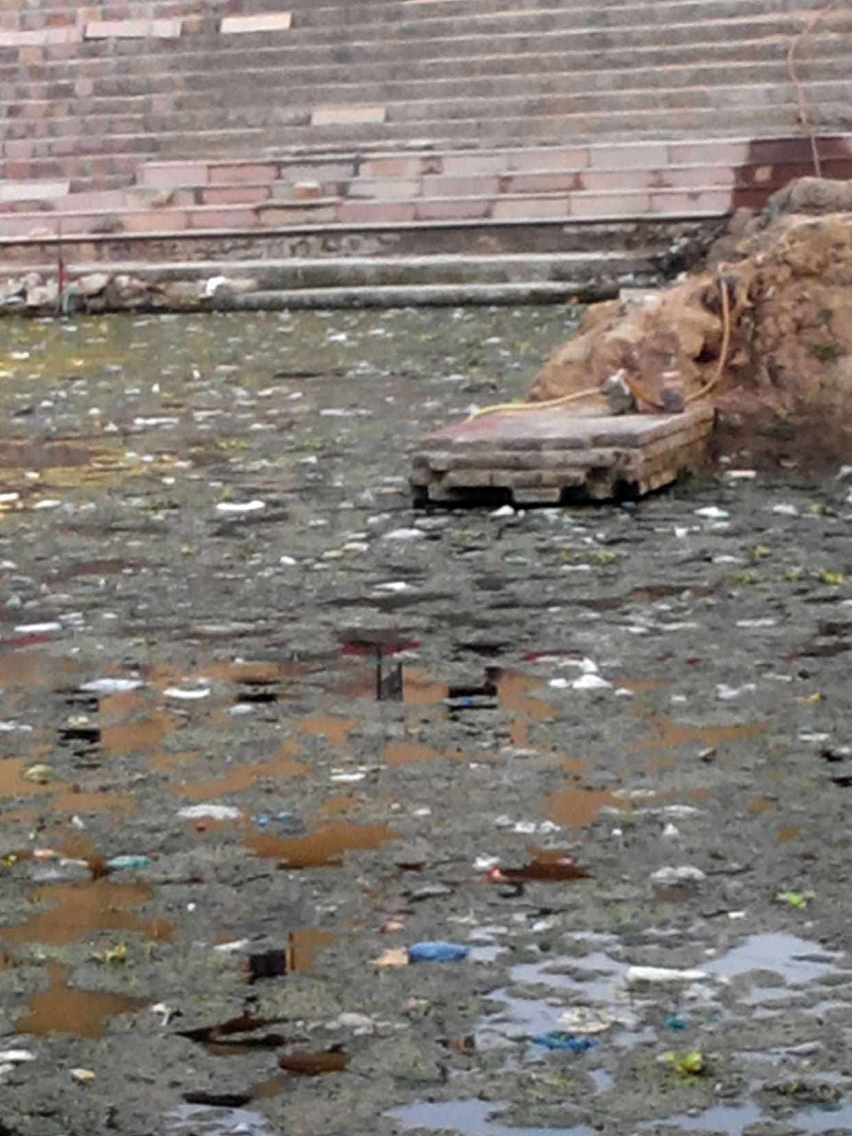 dead body, pond, mud, unknown, help, man, son, weaping