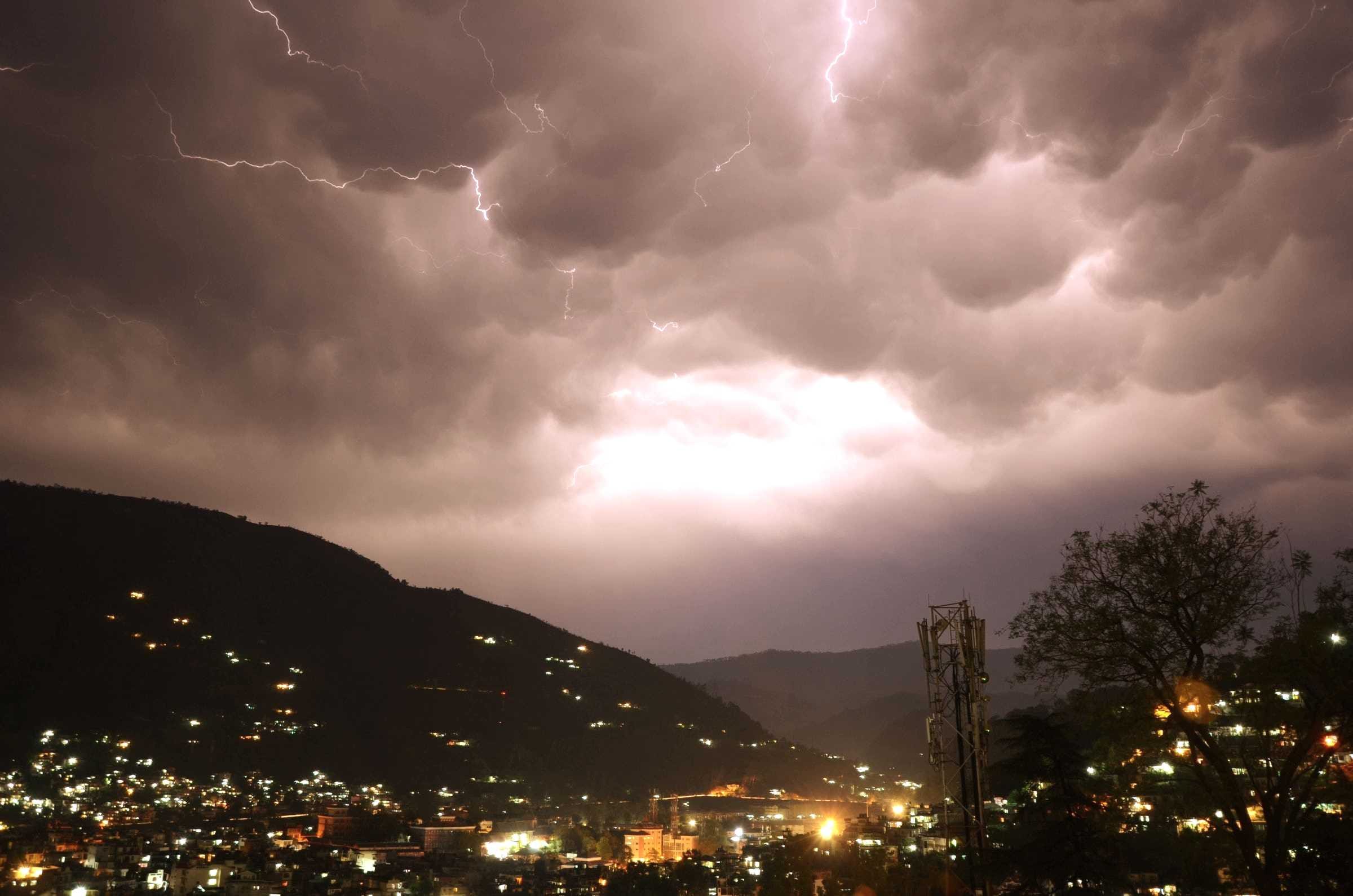 storm in himachal, big loss to crops and houses, one died.