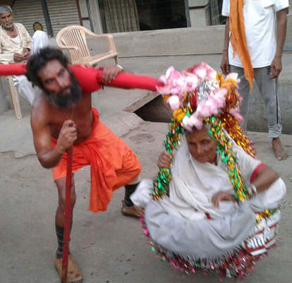 Today's Shravan kumar kailash giri maharaj seen his mother Chardham yatra.