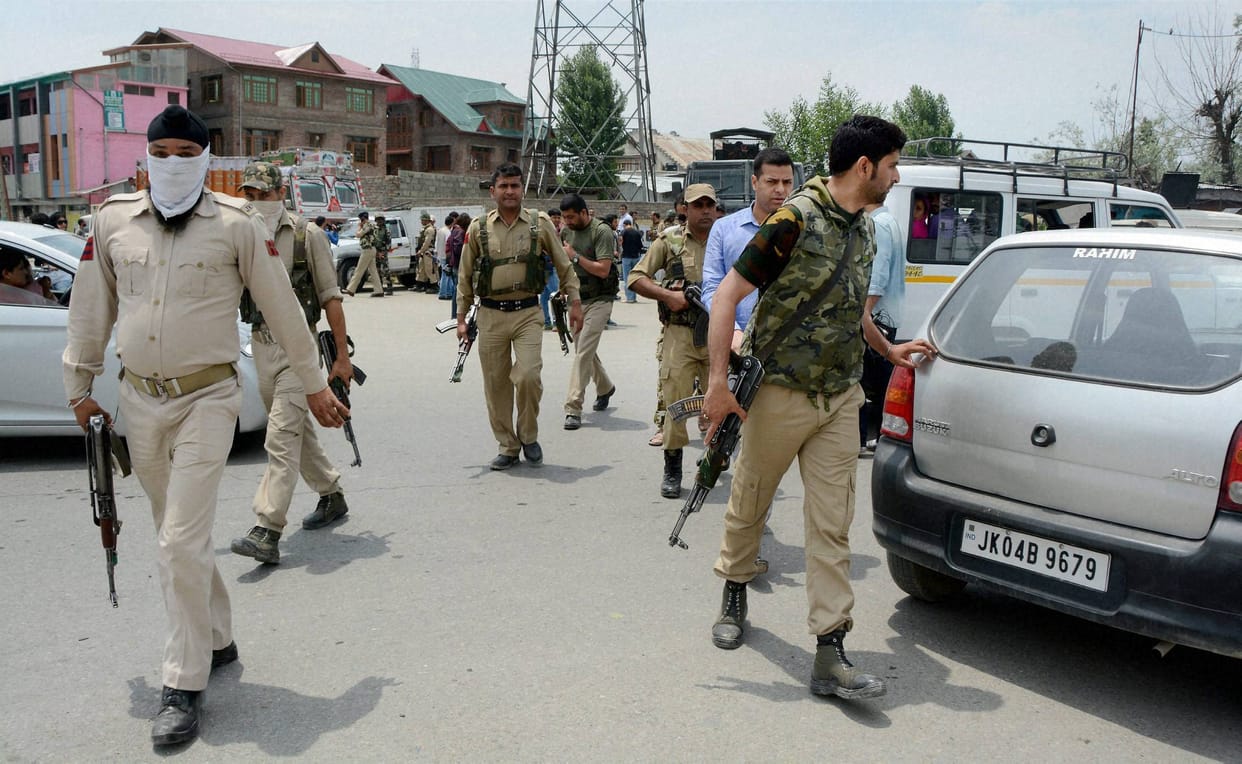 attacked on police party in Srinagar