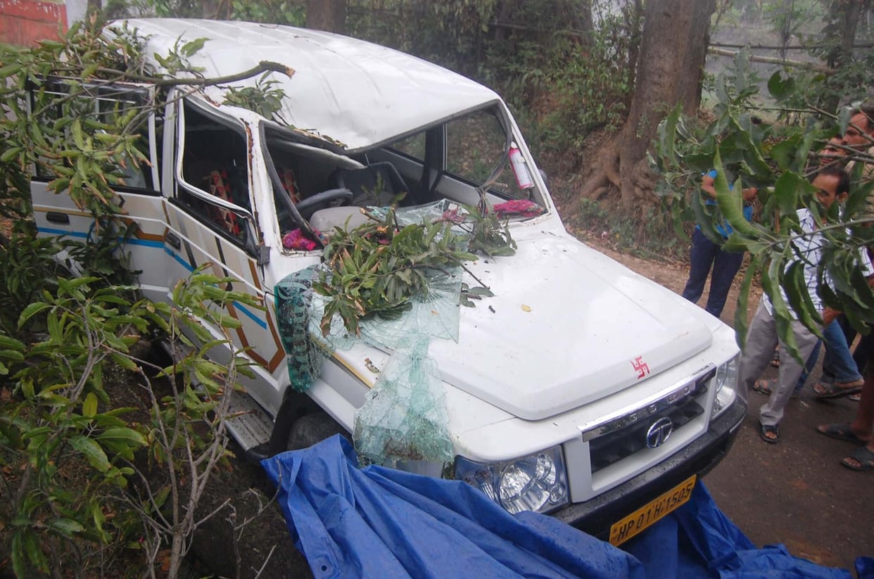 storm in himachal, big loss to crops and houses, one died.