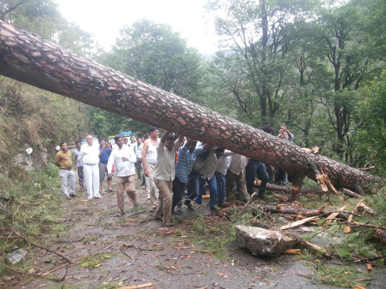 destruction in uttarakhand cause by storm, 14 died.