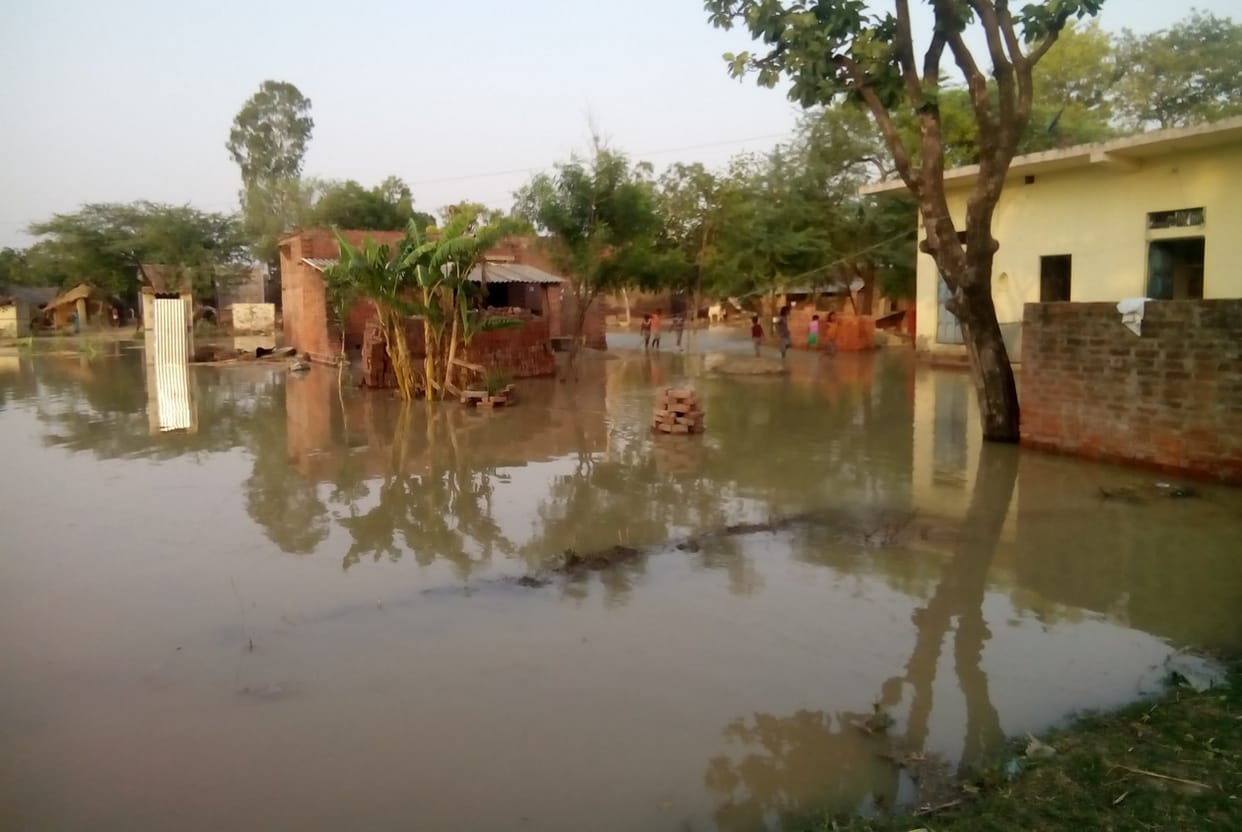 Tied broken canal, water entered houses