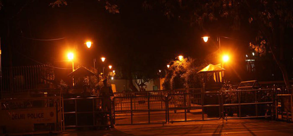 Sonia Gandhi's residence, shot in the back, police flew senses