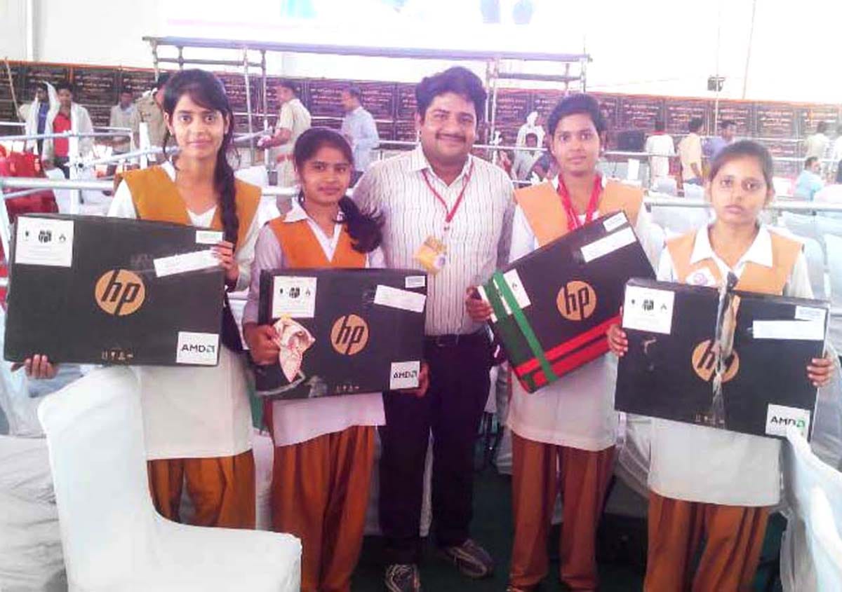  Laptops have children Teachers shared remembrance