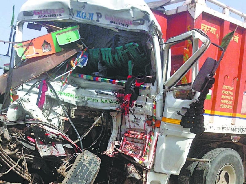 accident, tarn taran accident, driver death in accident,  tipper hit truck, amritsar