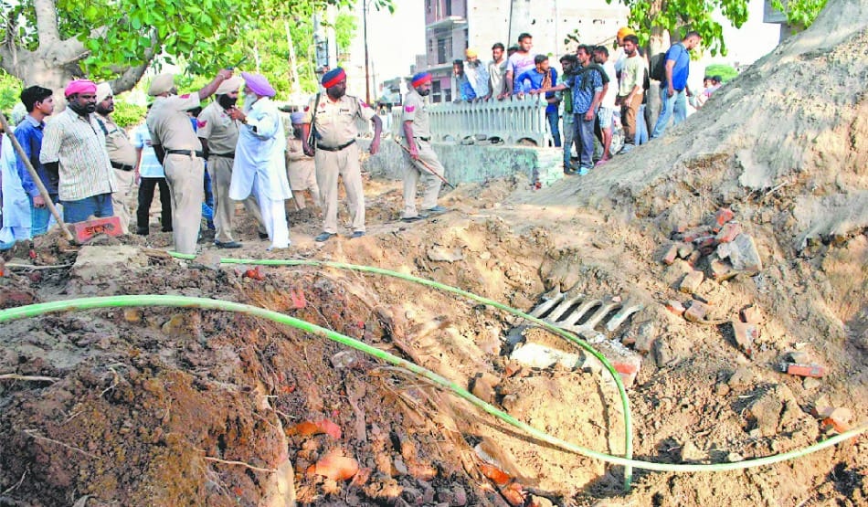 incident in amritsar, 3 labour killed from crushed by Clay