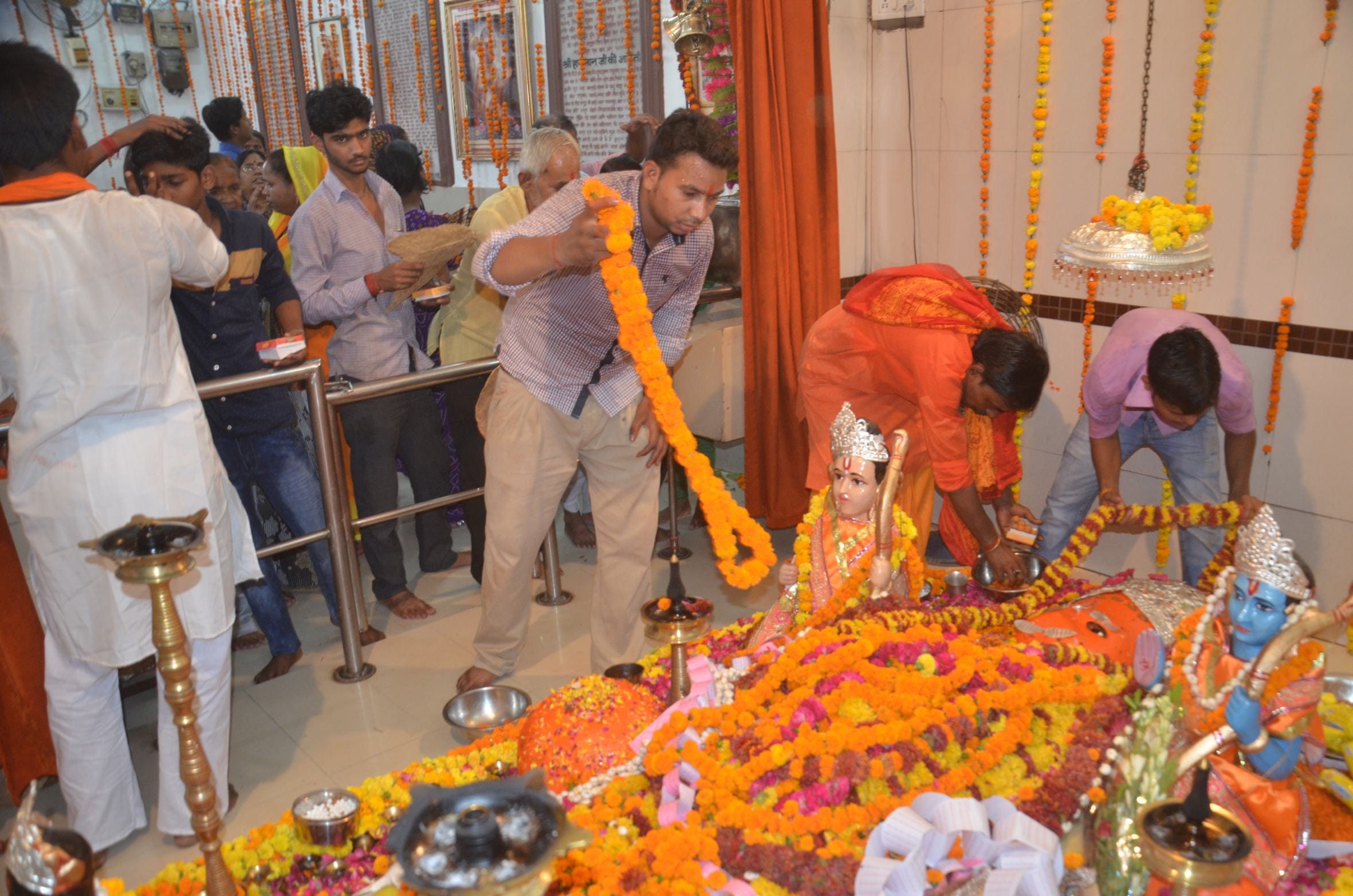 interesrting history of bada mangal in lucknow