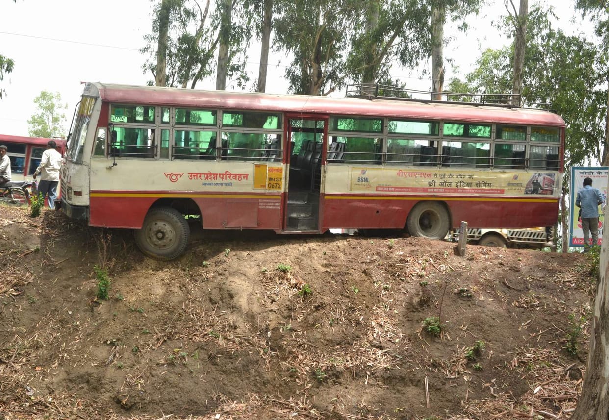 bus colided with car, 40 passanger saved