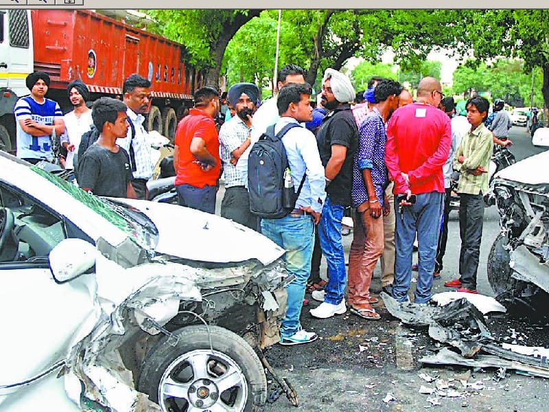 Car driver drink alcohol, mohali police naka, accident, two car demage 