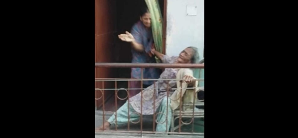 daughter beats mother mercilessly at kalkaji delhi, vidoe goes viral