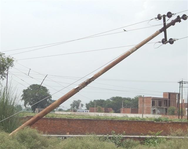 Rain storm power network collapse , the loss of millions