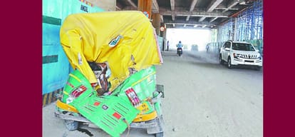 Garder fell down on Rapid Metro station, three injured including auto driver 