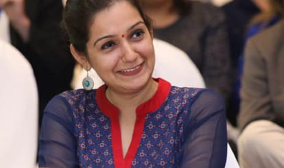 Irani, Priyanka indulge in ugly twitter spat