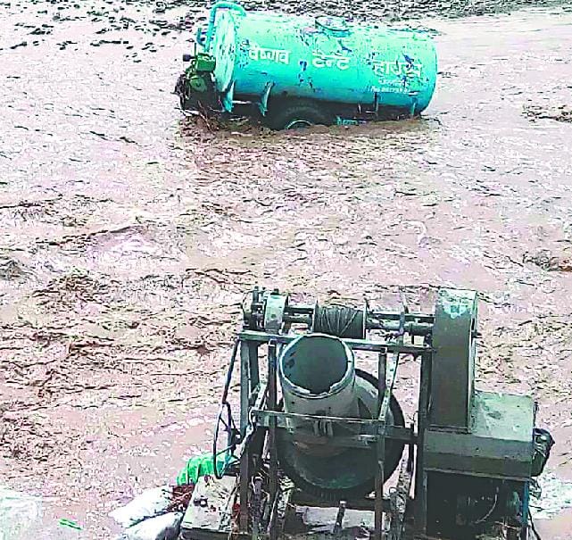 Ufnai Nandur an hour in the rain, stopped mining