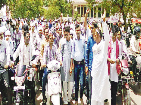 Holiday teachers potested against MDM