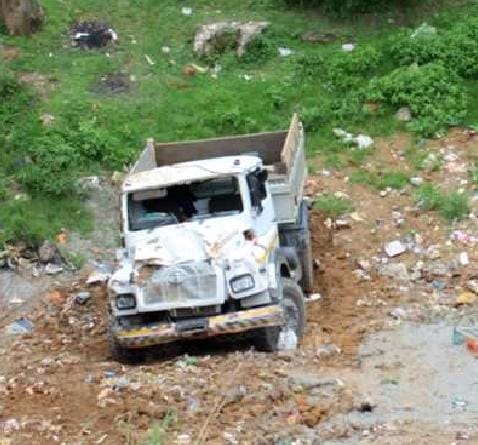The road into the ditch dropped by subsidence Tihapar