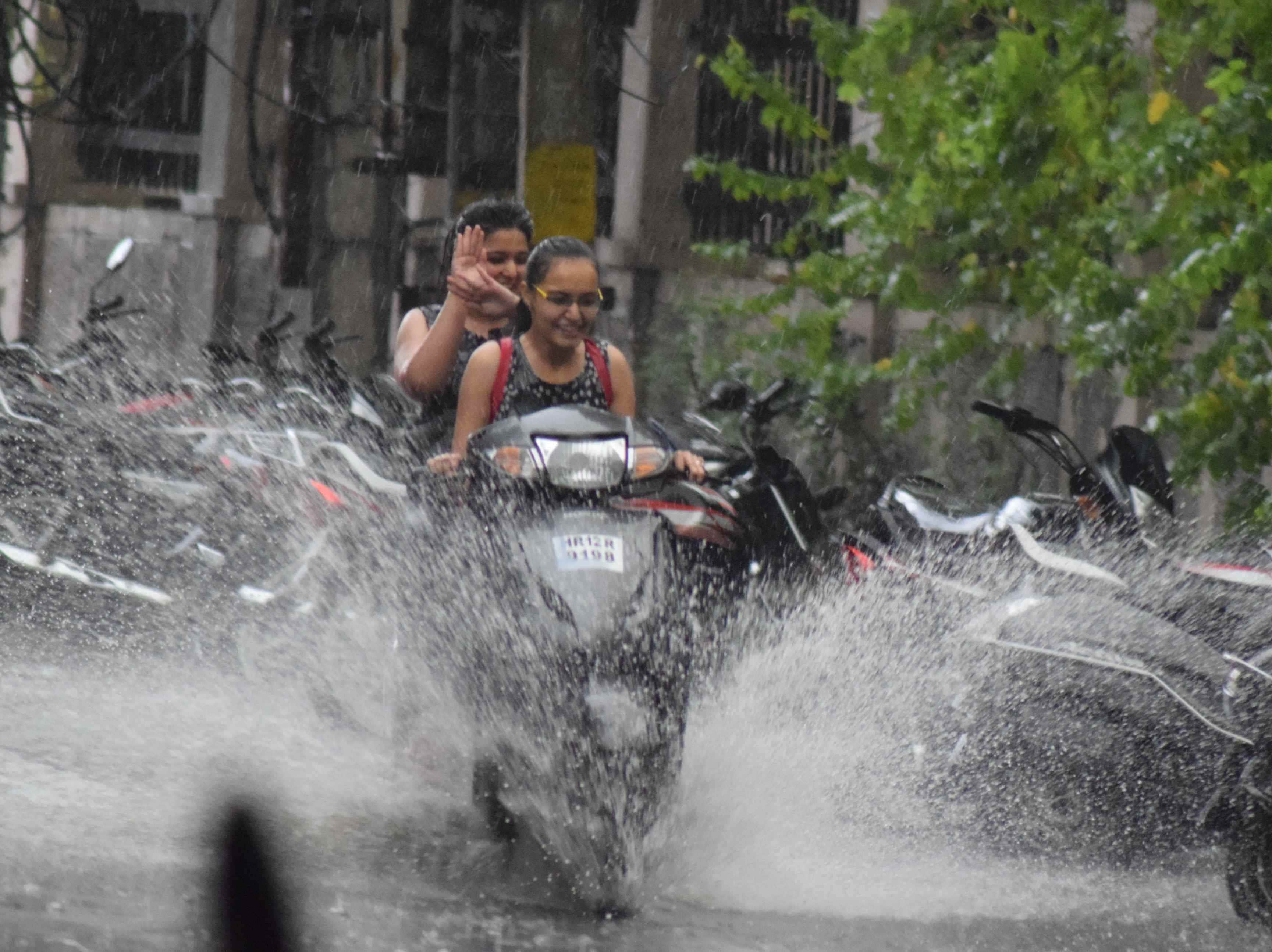 एमपी मौसम आज:मध्य प्रदेश के कई इलाकों में रुक-रुककर वर्षा हो रही है।