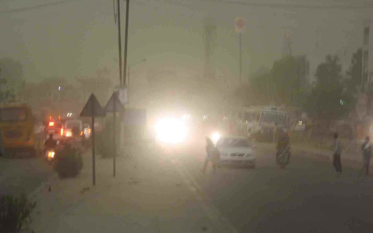 Dust storm caused by the speed of vehicles on the brakes