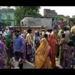 नगर के टेढ़ा स्थान वार्ड में शौचालय निर्माण के विरोध के दौरान जुटे लोग