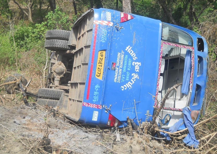 A bus of pilgrims Upturned, five injured