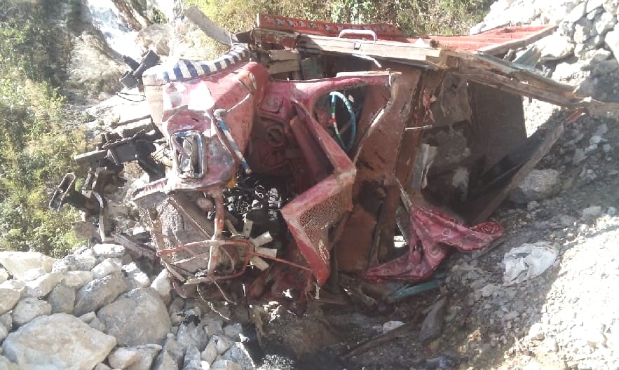 truck fall into gorge at ponta, one killed.