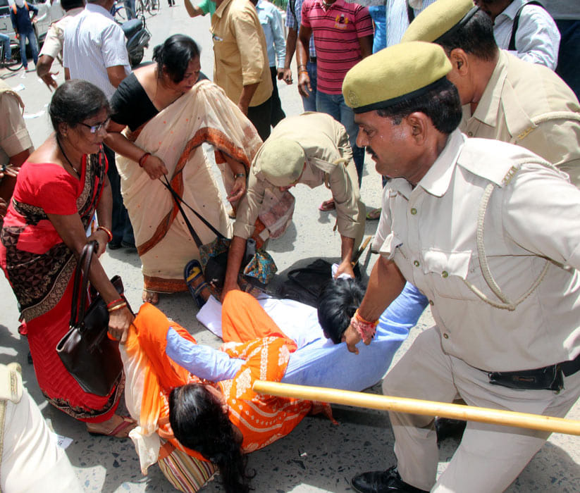 AAP Leader Assault in BHU, ABVP workers attack.