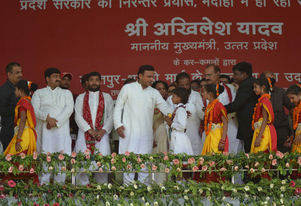 CM Akhilesh Yadav inaugurated 73 projects on 450 million in Bhadohi. 