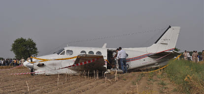 Air ambulance crash landing lodged, with the plane takes selfies People