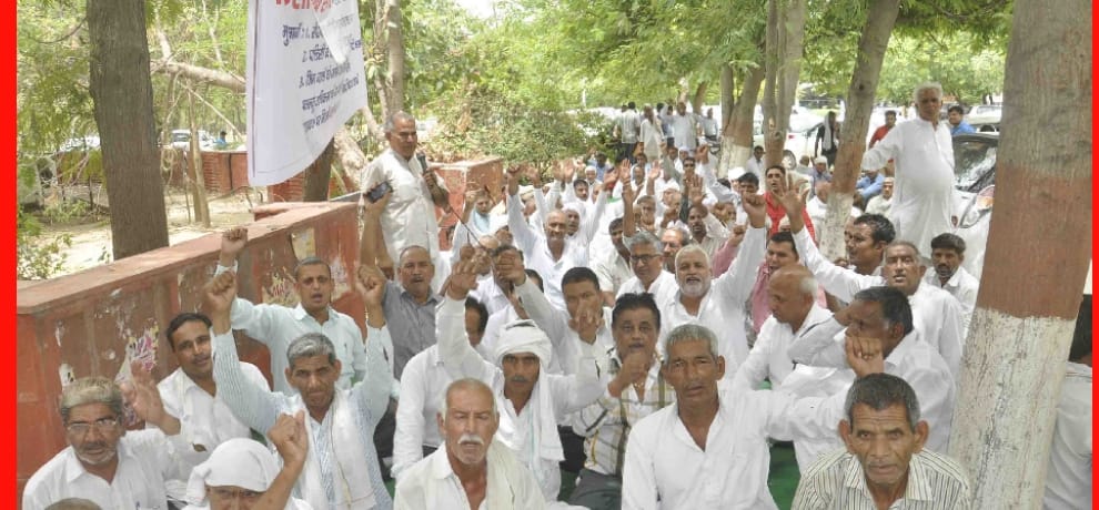 Farmers angry with the government, agitation
