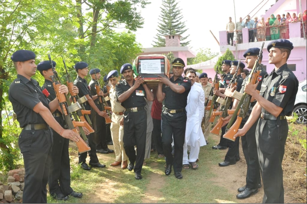 Thousand people attends funeral of manipur martyrs Baldev Sharma at bilaspur.