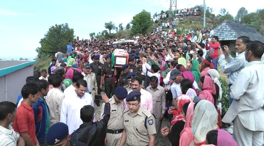 Funeral ceremony for martyr Bhupender kumar held at mandi, himachal.