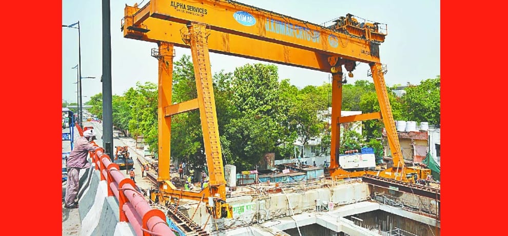 Metro gantry crane bent by the storm, people struggled with jam