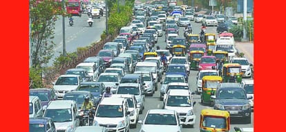 Metro gantry crane bent by the storm, people struggled with jam