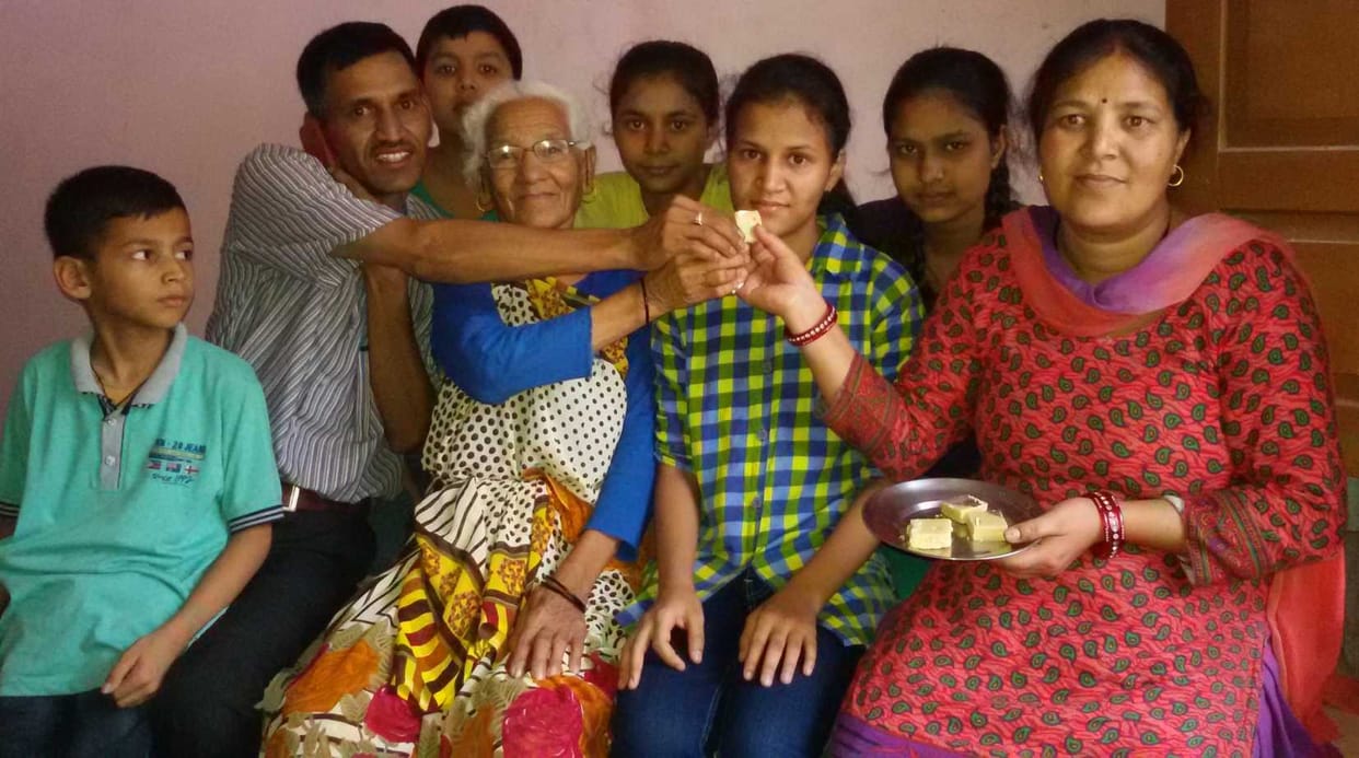 conductor daughter prashansa top high school in uttarakhand board.