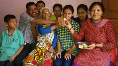conductor daughter prashansa top high school in uttarakhand board.