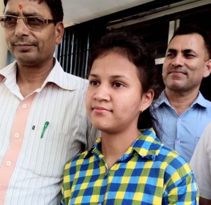 conductor daughter prashansa top high school in uttarakhand board.