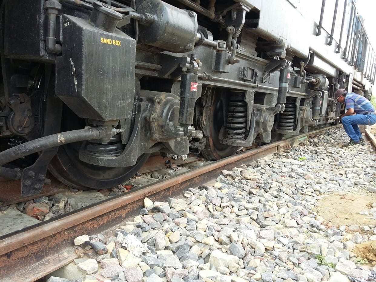 sultanpur ahmedabad train engine derailed