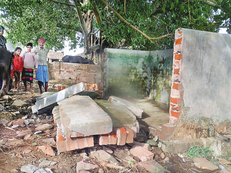 water tank collapsed, four injured